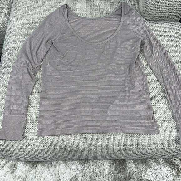 Athleta Shimmer Long Sleeve Scoop Back Shirt Thumb Holes Size XL Champagne Tan - Picture 6 of 7
